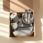 طقم تغذية للأطفال من السيليكون والفولاذ المقاوم للصدأ - طبق شفط + وعاء + مريلة - Image 6